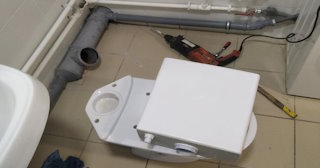 Установка напольного унитаза в Дальнереченске: монтаж под ключ от СантехДомДлн от 5104 рублей.